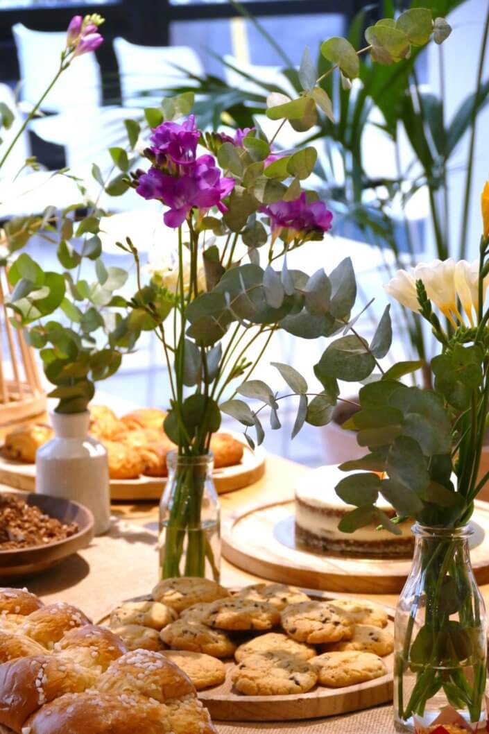 petit déjeuner printemps avec carrot cake, granola, brioche à trancher, mini muffins caramel, cake citron pavot, et sablés décorés sur mesure