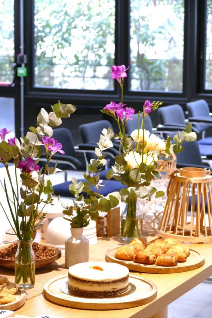 petit déjeuner printemps avec carrot cake, granola, brioche à trancher, mini muffins caramel, cake citron pavot, et sablés décorés sur mesure