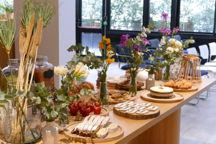 petit déjeuner printemps avec carrot cake, granola, brioche à trancher, mini muffins caramel, cake citron pavot, et sablés décorés sur mesure