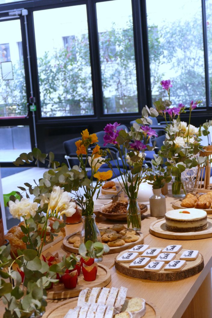 petit déjeuner printemps avec carrot cake, granola, brioche à trancher, mini muffins caramel, cake citron pavot, et sablés décorés sur mesure