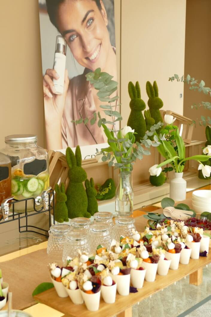 Journée presse Noreva avec une table nature et printanière par Studio Candy avec sablés décorés feuillage, financier, brownie aux noix, granola, verrines, brochettes de fruits et crudités, grazing cônes et décoration green nature de tulipe, eucalyptus et fleurs fraîches