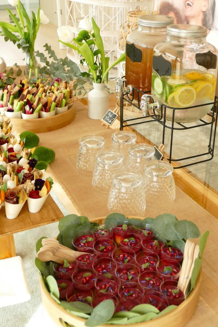 Journée presse Noreva avec une table nature et printanière par Studio Candy avec sablés décorés feuillage, financier, brownie aux noix, granola, verrines, brochettes de fruits et crudités, grazing cônes et décoration green nature de tulipe, eucalyptus et fleurs fraîches