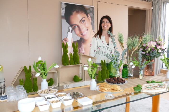 Journée presse Noreva avec une table nature et printanière par Studio Candy avec sablés décorés feuillage, financier, brownie aux noix, granola, verrines, brochettes de fruits et crudités, grazing cônes et décoration green nature de tulipe, eucalyptus et fleurs fraîches