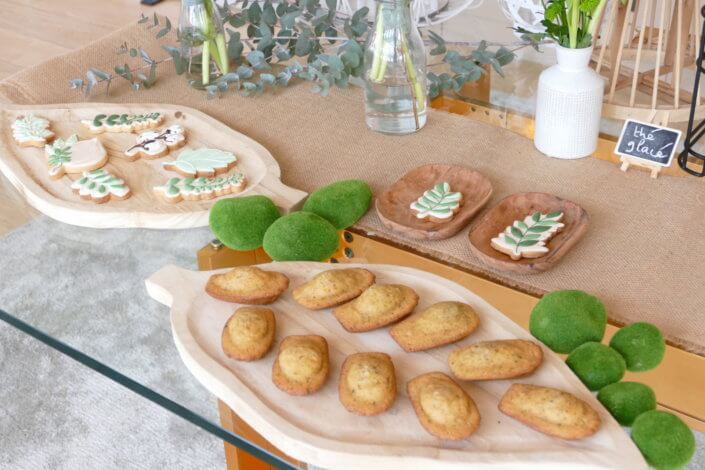 Journée presse Noreva avec une table nature et printanière par Studio Candy avec sablés décorés feuillage, financier, brownie aux noix, granola, verrines, brochettes de fruits et crudités, grazing cônes et décoration green nature de tulipe, eucalyptus et fleurs fraîches