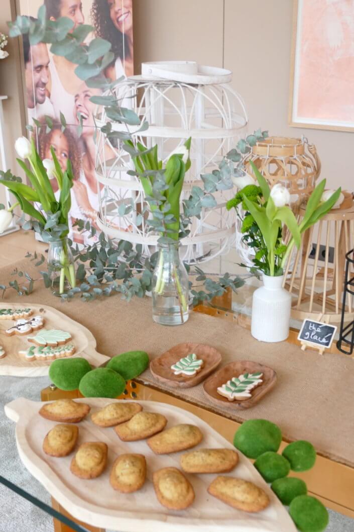 Journée presse Noreva avec une table nature et printanière par Studio Candy avec sablés décorés feuillage, financier, brownie aux noix, granola, verrines, brochettes de fruits et crudités, grazing cônes et décoration green nature de tulipe, eucalyptus et fleurs fraîches