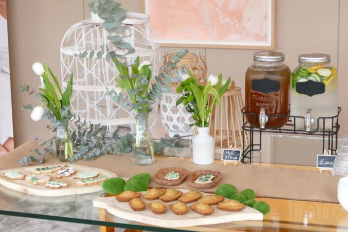 Journée presse Noreva avec une table nature et printanière par Studio Candy avec sablés décorés feuillage, financier, brownie aux noix, granola, verrines, brochettes de fruits et crudités, grazing cônes et décoration green nature de tulipe, eucalyptus et fleurs fraîches