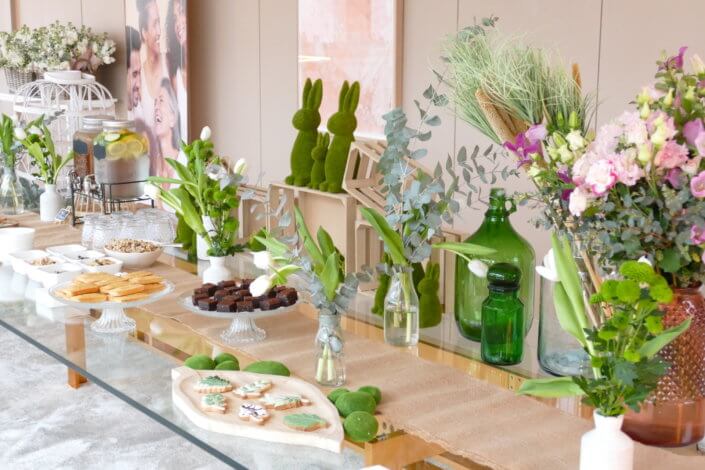 Journée presse Noreva avec une table nature et printanière par Studio Candy avec sablés décorés feuillage, financier, brownie aux noix, granola, verrines, brochettes de fruits et crudités, grazing cônes et décorationn green nature de tulipe, eucalyptus et fleurs fraîches