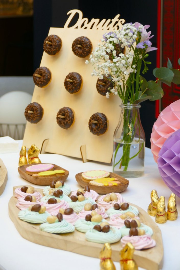 Goûter de Pâques avec oeufs en chocolat, carrot cake, cake marbré vanille chocolat, cakepops, fruits, financiers, roses des sables, sablés décorés, décoration bottes de foin et fleurs fraîches par STUDIO CANDY