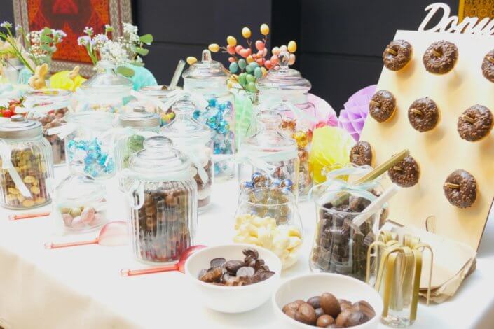 Goûter de Pâques avec oeufs en chocolat, carrot cake, cake marbré vanille chocolat, cakepops, fruits, financiers, roses des sables, sablés décorés, décoration bottes de foin et fleurs fraîches par STUDIO CANDY