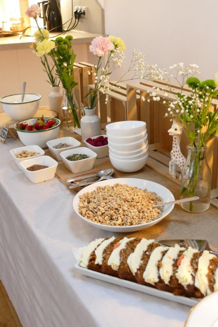 Journée presse et influence Sophie la girafe dans un loft parisien avec le catering Studio Candy : financiers, carrot cake, granola et fromage blanc, décoration fleurie