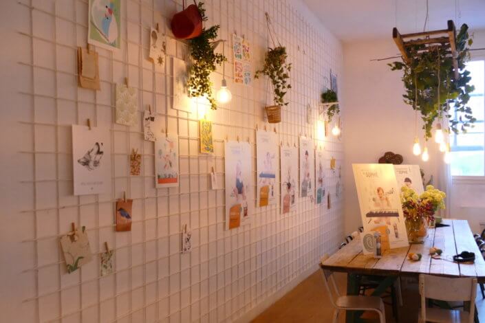 Journée presse et influence Sophie la girafe dans un loft parisien avec le catering Studio Candy : financiers, carrot cake, granola et fromage blanc, décoration fleurie