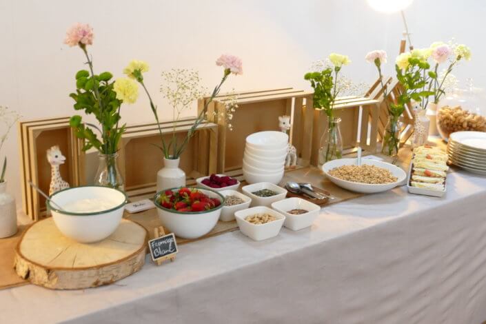 Journée presse et influence Sophie la girafe dans un loft parisien avec le catering Studio Candy : financiers, carrot cake, granola et fromage blanc, décoration fleurie