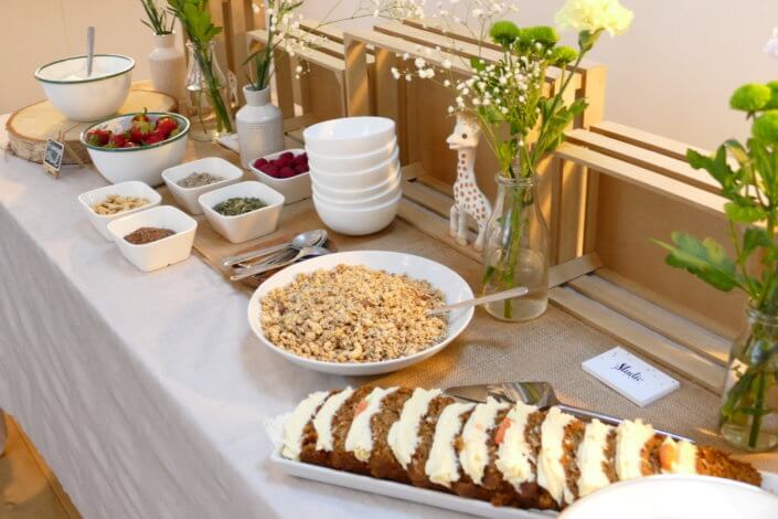 Journée presse et influence Sophie la girafe dans un loft parisien avec le catering Studio Candy : financiers, carrot cake, granola et fromage blanc, décoration fleurie