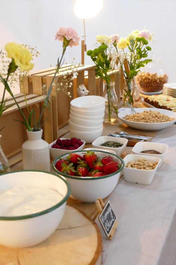 Journée presse et influence Sophie la girafe dans un loft parisien avec le catering Studio Candy : financiers, carrot cake, granola et fromage blanc, décoration fleurie