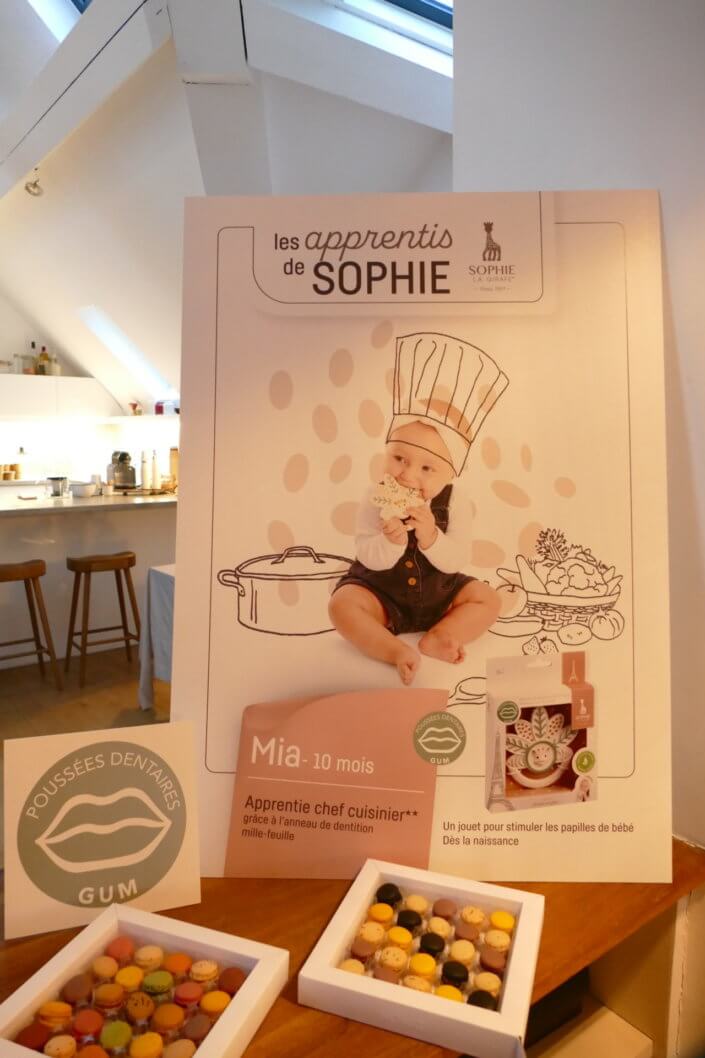 Journée presse et influence Sophie la girafe dans un loft parisien avec le catering Studio Candy : financiers, carrot cake, granola et fromage blanc, décoration fleurie