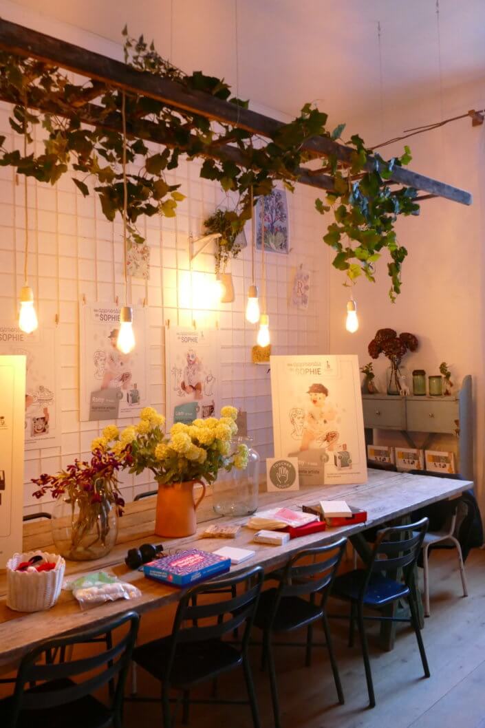 Journée presse et influence Sophie la girafe dans un loft parisien avec le catering Studio Candy : financiers, carrot cake, granola et fromage blanc, décoration fleurie