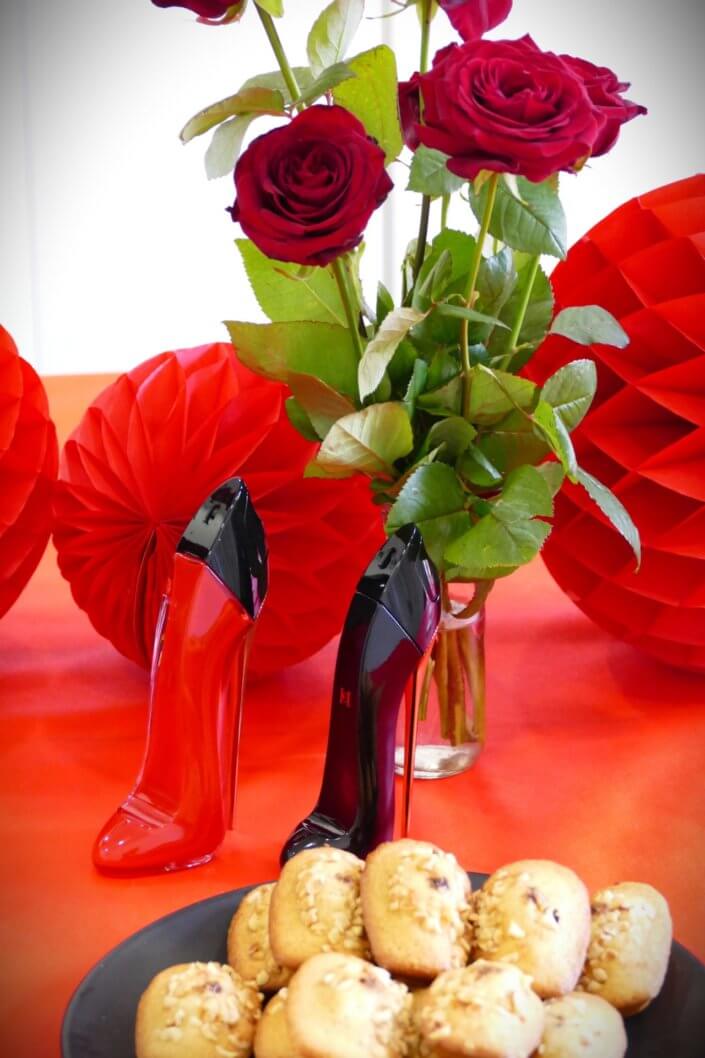 Lancement du parfum Very Good Girl de Carolina Herrera avec Studio Candy : table sur mesure avec des sablés décorés, cakepops rouges pailletés, madeleines, brownie, nappage rouge, bouquets de roses rouges