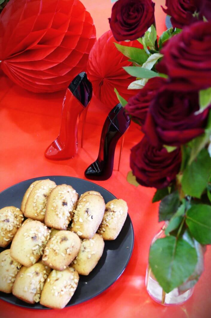 Lancement du parfum Very Good Girl de Carolina Herrera avec Studio Candy : table sur mesure avec des sablés décorés, cakepops rouges pailletés, madeleines, brownie, nappage rouge, bouquets de roses rouges
