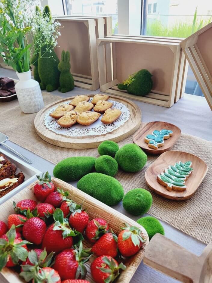 petit déjeuner healthy sur mesure par studio candy chez Hermès avec sablés décorés, carrot cake, fraises, granola, madeleines noisette, bouquets fleuris printaniers, fontaines à boissons de smoothie fraise et jus vert détox. Décoration nature, douce et fleurie.