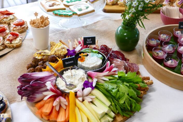 Brunch Boursin par studio candy : plateaux sur mesure de tartines, gaufres salées, crudités, sablés décorés, bouquets fleuris