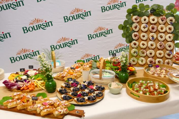 Brunch Boursin par studio candy : plateaux sur mesure de tartines, gaufres salées, crudités, sablés décorés, bouquets fleuris