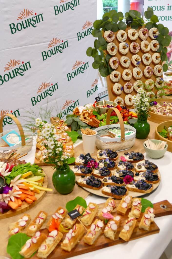 Brunch Boursin par studio candy : plateaux sur mesure de tartines, gaufres salées, crudités, sablés décorés, bouquets fleuris