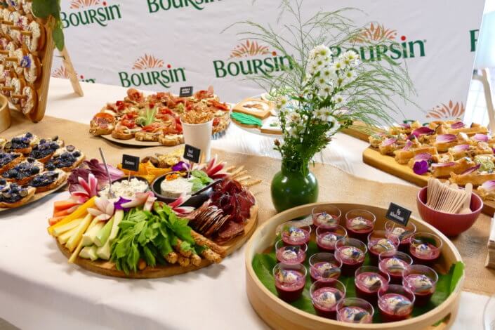 Brunch Boursin par studio candy : plateaux sur mesure de tartines, gaufres salées, crudités, sablés décorés, bouquets fleuris