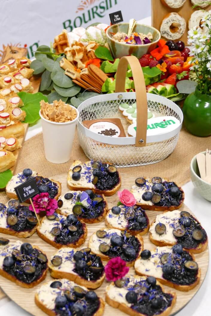 Brunch Boursin par studio candy : plateaux sur mesure de tartines, gaufres salées, crudités, sablés décorés, bouquets fleuris