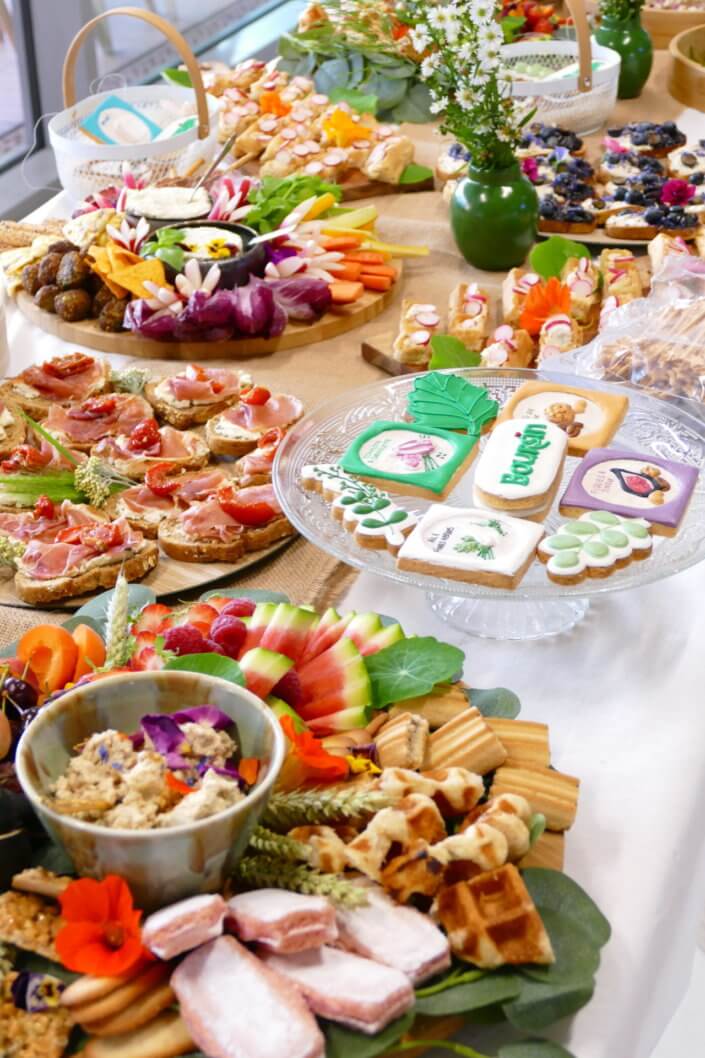 Brunch Boursin par studio candy : plateaux sur mesure de tartines, gaufres salées, crudités, sablés décorés, bouquets fleuris