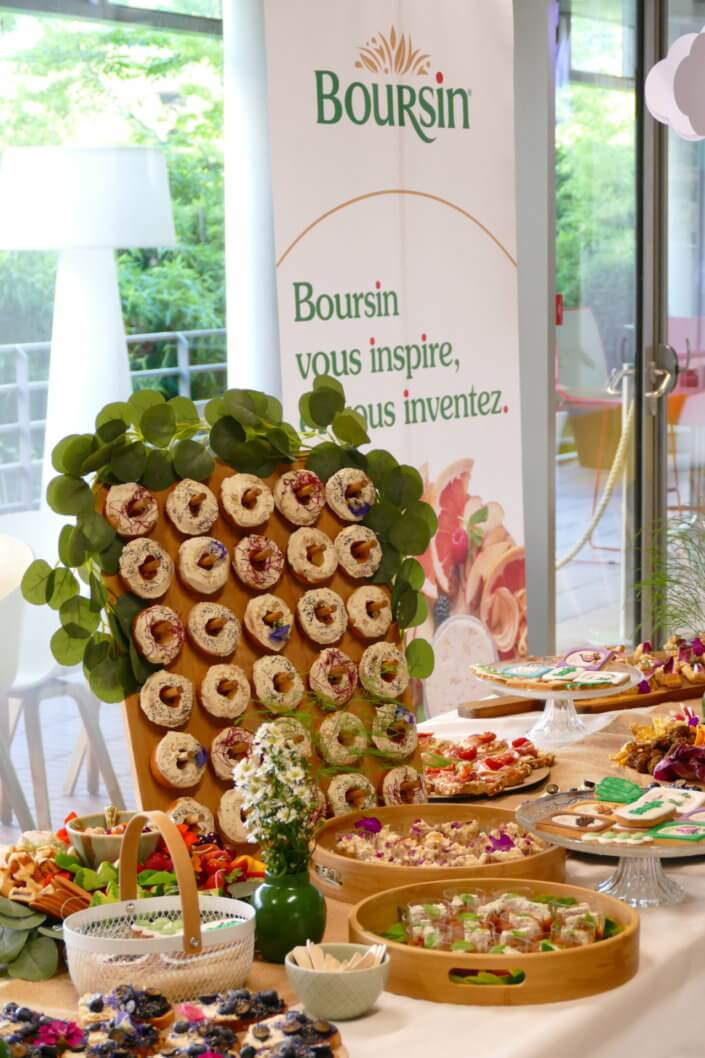 Brunch Boursin par studio candy : plateaux sur mesure de tartines, gaufres salées, crudités, sablés décorés, bouquets fleuris