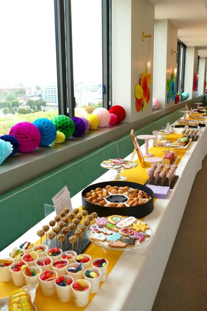 Family day chez L'Oréal avec scénographie et goûter Studio Candy, arche de ballons, installation, sablés décorés sur mesure