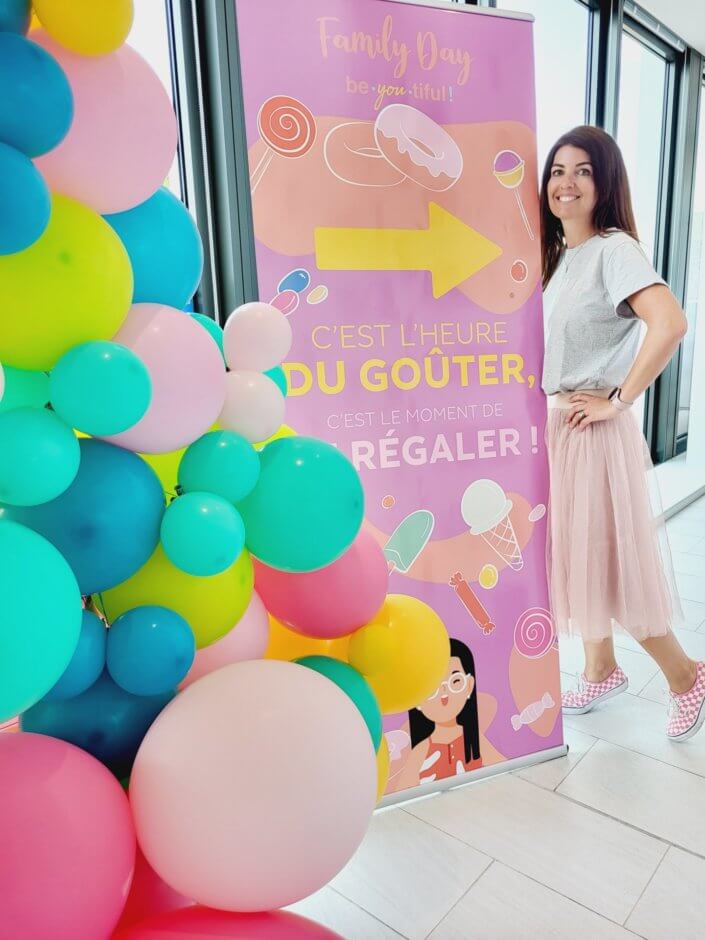 Family day chez L'Oréal avec scénographie et goûter Studio Candy, arche de ballons, installation, sablés décorés sur mesure