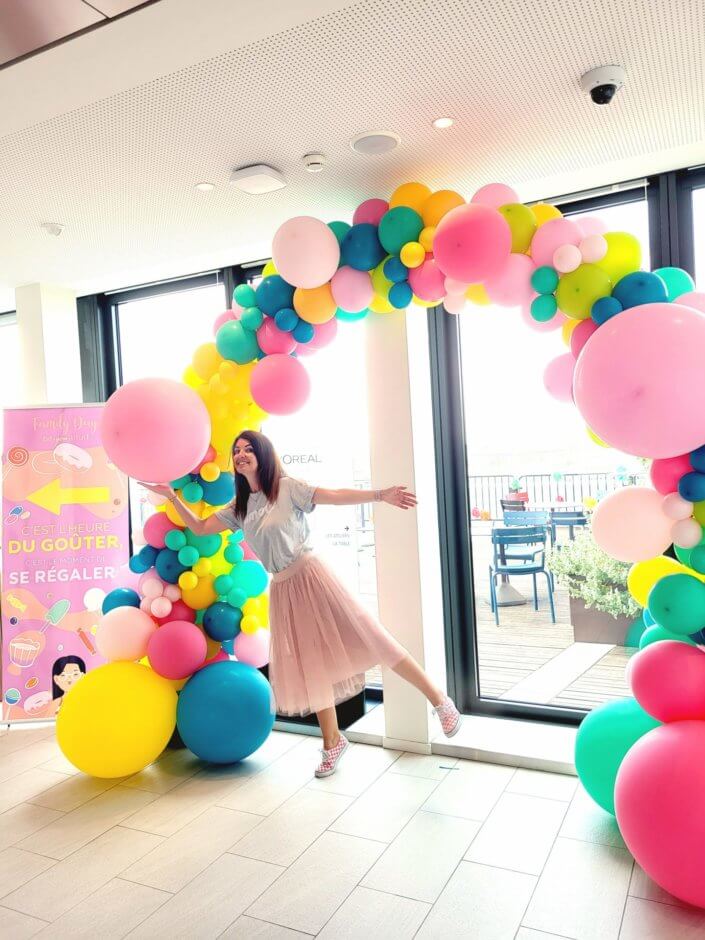 Family day chez L'Oréal avec scénographie et goûter Studio Candy, arche de ballons, installation, sablés décorés sur mesure