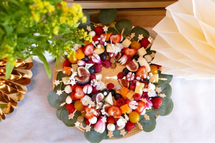 Jolie table thème mariage avec petites brochettes, salades, planche de fromages, feuilletés, sablés décorés wedding day, financiers, décoration or, blanc et petits bouquets de gypsophille