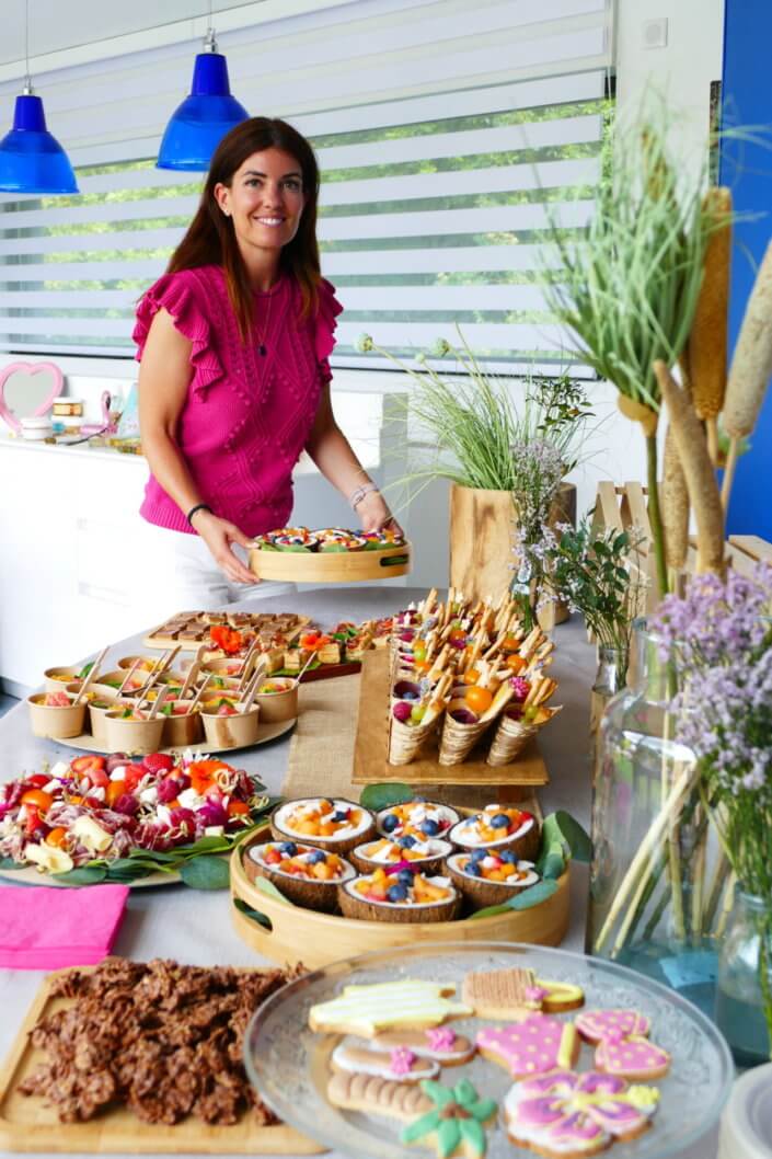 Evénement influenceurs Adopt Parfums sur une péniche parisienne, sablés décorés sur mesure, petites noix de coco avec fruits frais, grazing cônes, petites sablades, et pièce montée de pastèque par Studio Candy