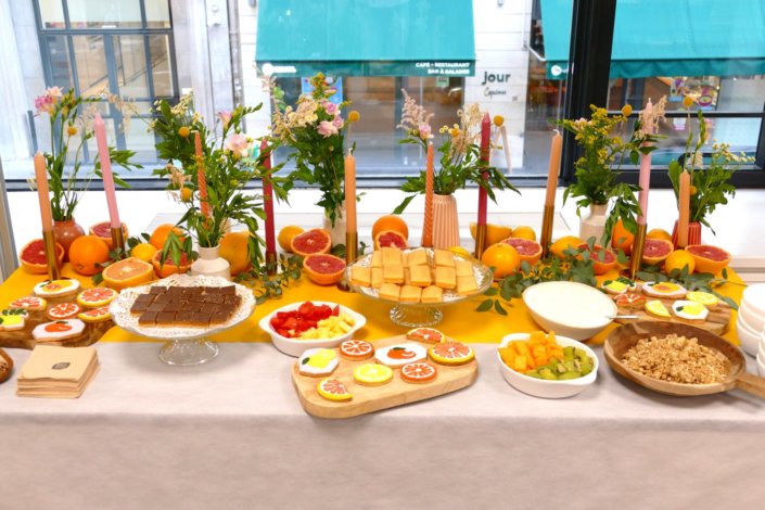 Petit déjeuner vitaminé pour Bobbi Brown avec des sablés décorés pamplemousse, de fruits frais, granola et fromage blanc et bien sur en décoration une multitude de fleurs fraîches et de jolis bougeoirs dorés