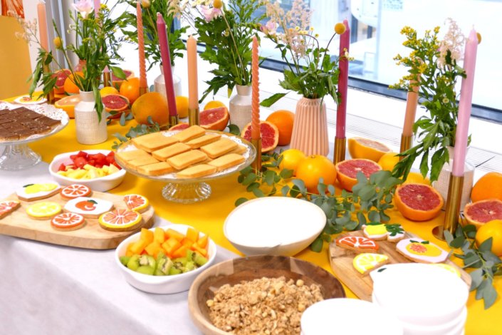 Petit déjeuner vitaminé pour Bobbi Brown avec des sablés décorés pamplemousse, de fruits frais, granola et fromage blanc et bien sur en décoration une multitude de fleurs fraîches et de jolis bougeoirs dorés