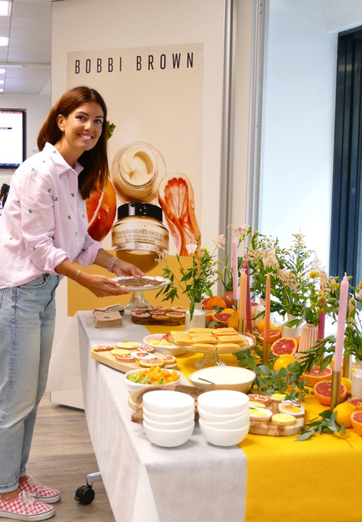 Petit déjeuner vitaminé pour Bobbi Brown avec des sablés décorés pamplemousse, de fruits frais, granola et fromage blanc et bien sur en décoration une multitude de fleurs fraîches et de jolis bougeoirs dorés