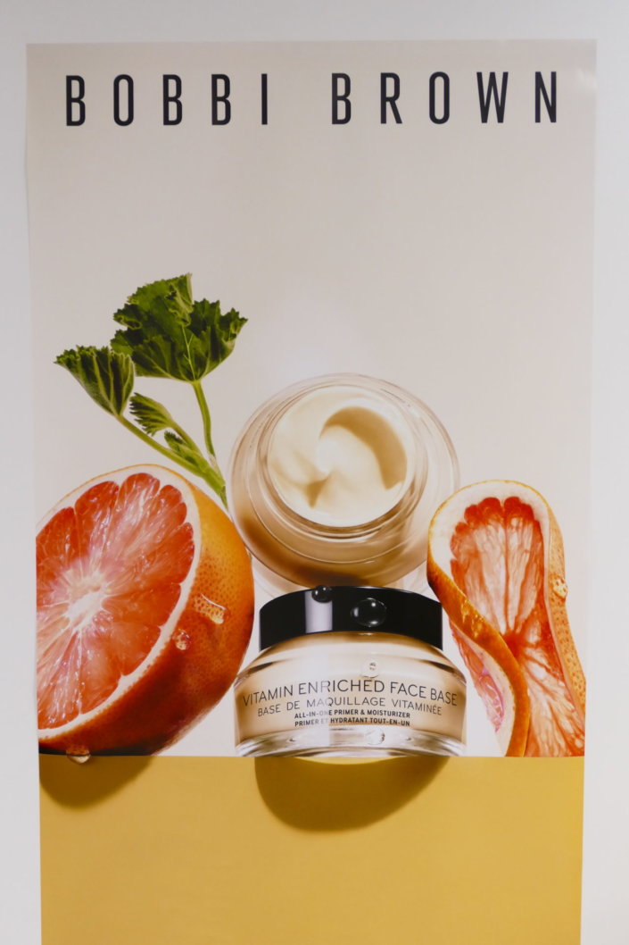 Petit déjeuner vitaminé pour Bobbi Brown avec des sablés décorés pamplemousse, de fruits frais, granola et fromage blanc et bien sur en décoration une multitude de fleurs fraîches et de jolis bougeoirs dorés