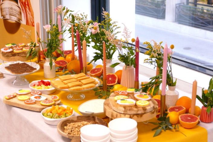 Petit déjeuner vitaminé pour Bobbi Brown avec des sablés décorés pamplemousse, de fruits frais, granola et fromage blanc et bien sur en décoration une multitude de fleurs fraîches et de jolis bougeoirs dorés