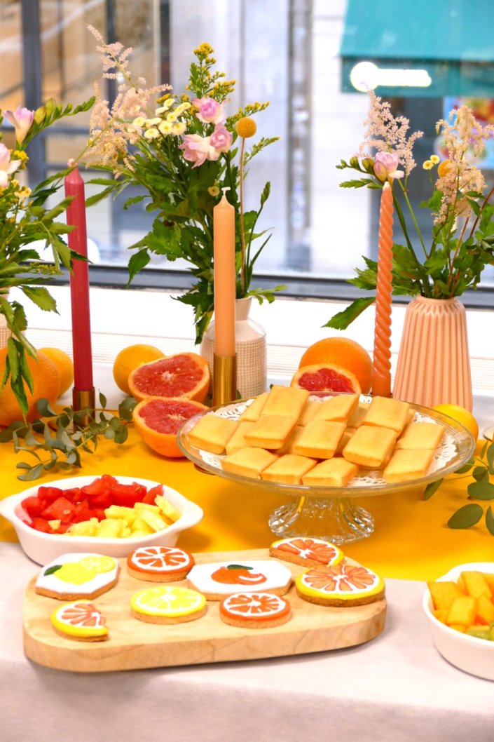 Petit déjeuner vitaminé pour Bobbi Brown avec des sablés décorés pamplemousse, de fruits frais, granola et fromage blanc et bien sur en décoration une multitude de fleurs fraîches et de jolis bougeoirs dorés