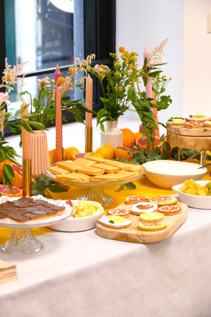 Petit déjeuner vitaminé pour Bobbi Brown avec des sablés décorés pamplemousse, de fruits frais, granola et fromage blanc et bien sur en décoration une multitude de fleurs fraîches et de jolis bougeoirs dorés