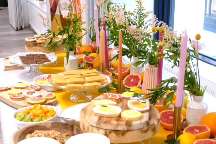 Petit déjeuner vitaminé pour Bobbi Brown avec des sablés décorés pamplemousse, de fruits frais, granola et fromage blanc et bien sur en décoration une multitude de fleurs fraîches et de jolis bougeoirs dorés