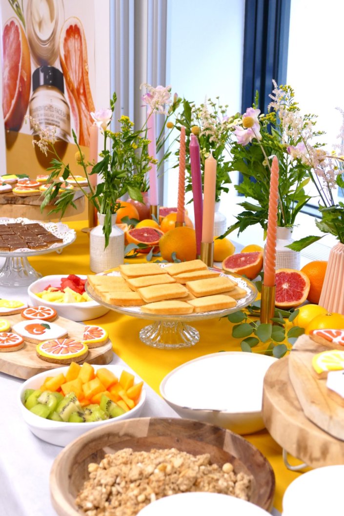 Petit déjeuner vitaminé pour Bobbi Brown avec des sablés décorés pamplemousse, de fruits frais, granola et fromage blanc et bien sur en décoration une multitude de fleurs fraîches et de jolis bougeoirs dorés