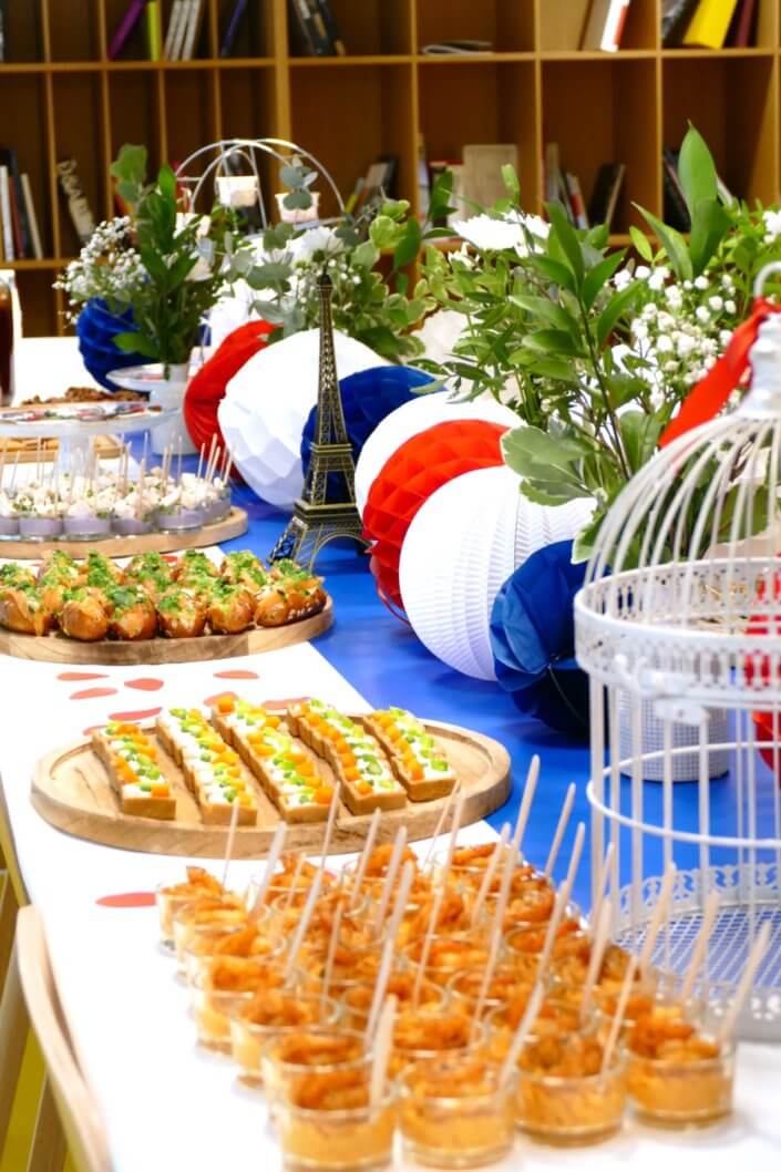 Paris mon Amour chez Hermès par Studio Candy : sablés décorés, pâtisserie sur mesure, décoration bleu, blanc, rouge, fleurs