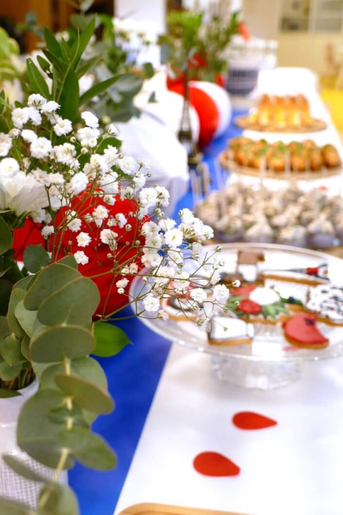 Paris mon Amour chez Hermès par Studio Candy : sablés décorés, pâtisserie sur mesure, décoration bleu, blanc, rouge, fleurs