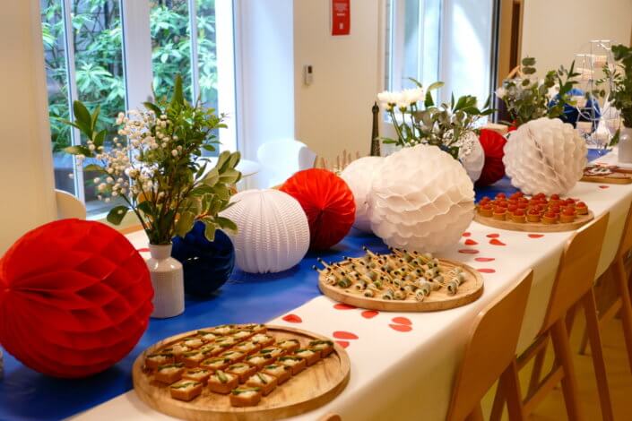 Paris mon Amour chez Hermès par Studio Candy : sablés décorés, pâtisserie sur mesure, décoration bleu, blanc, rouge, fleurs