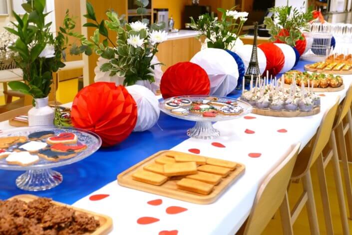 Paris mon Amour chez Hermès par Studio Candy : sablés décorés, pâtisserie sur mesure, décoration bleu, blanc, rouge, fleurs