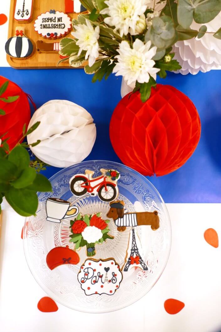 Paris mon Amour chez Hermès par Studio Candy : sablés décorés, pâtisserie sur mesure, décoration bleu, blanc, rouge, fleurs