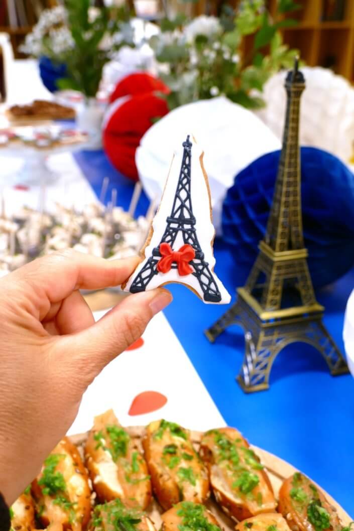 Paris mon Amour chez Hermès par Studio Candy : sablés décorés, pâtisserie sur mesure, décoration bleu, blanc, rouge, fleurs